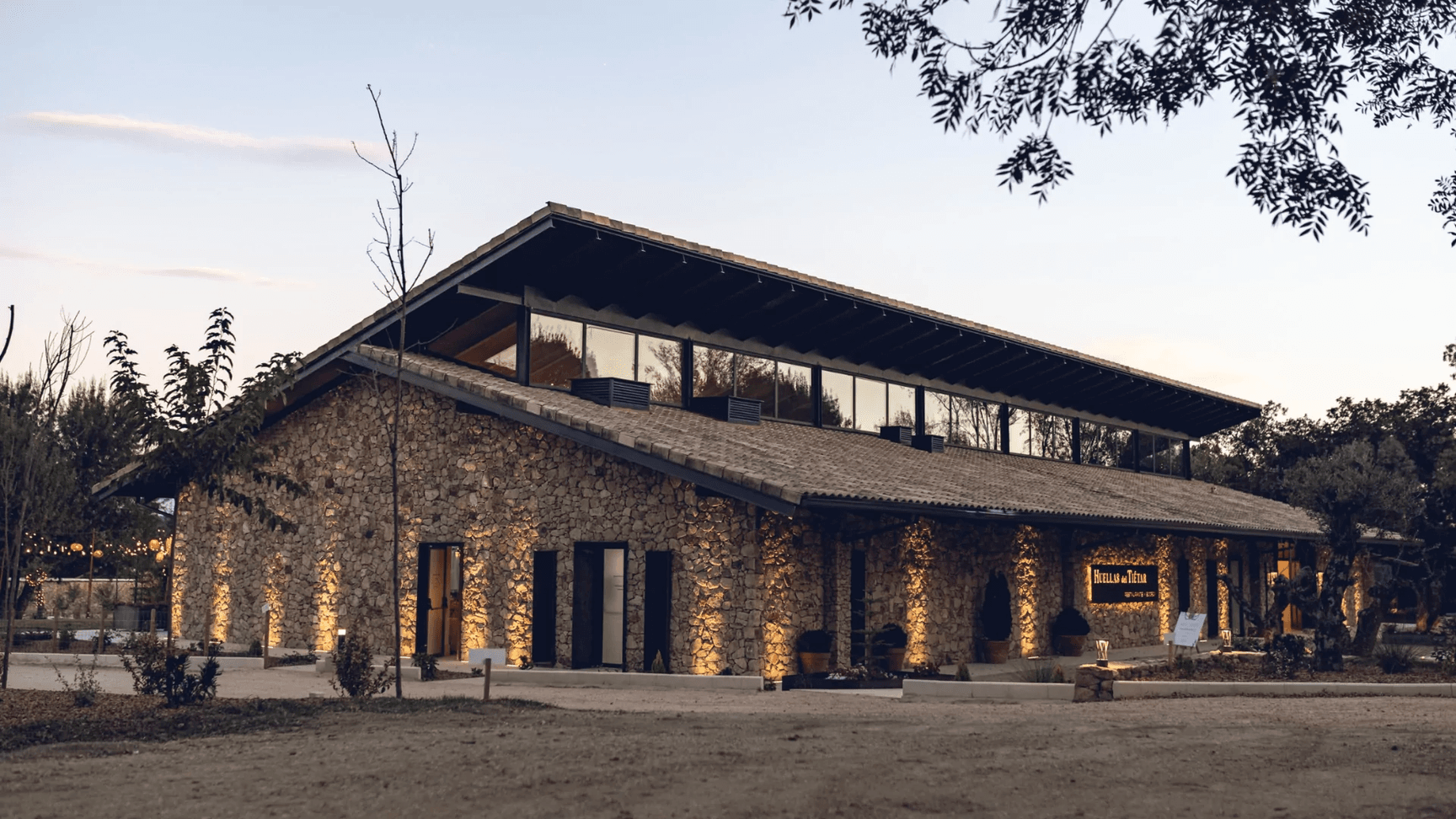 Edificio principal de la finca Huellas del Tiétar